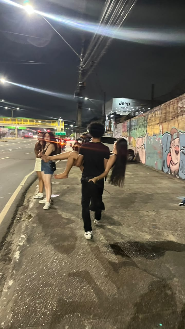 Um momento divertido durante uma caminhada à noite
