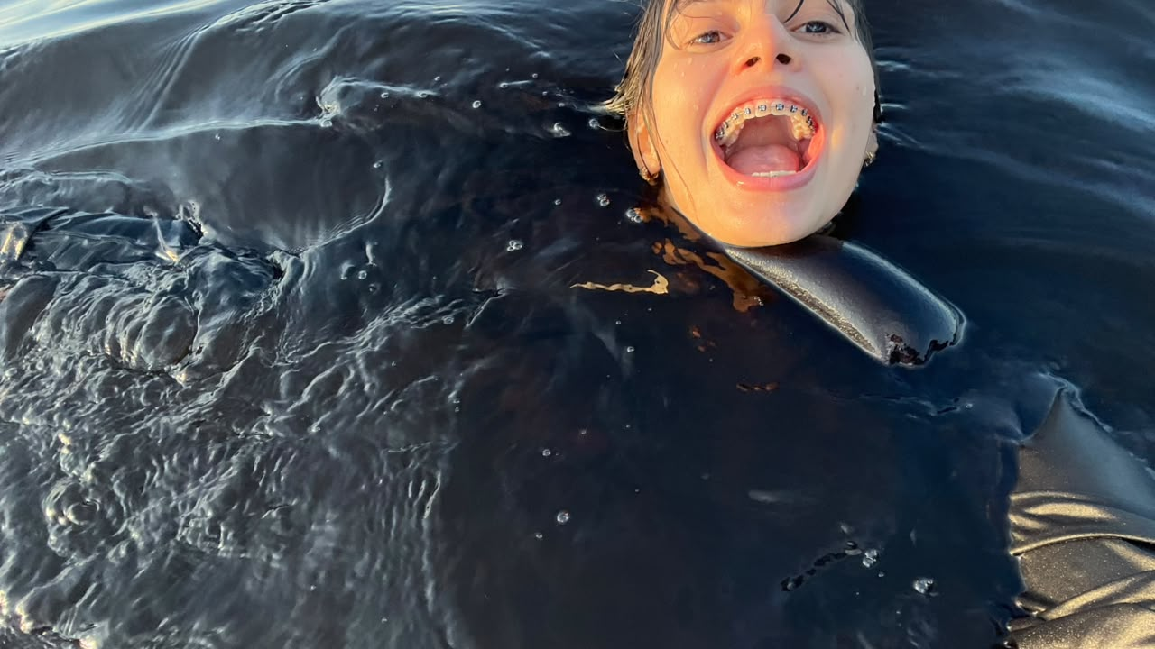 Jennifer sorrindo enquanto aproveita um banho de rio