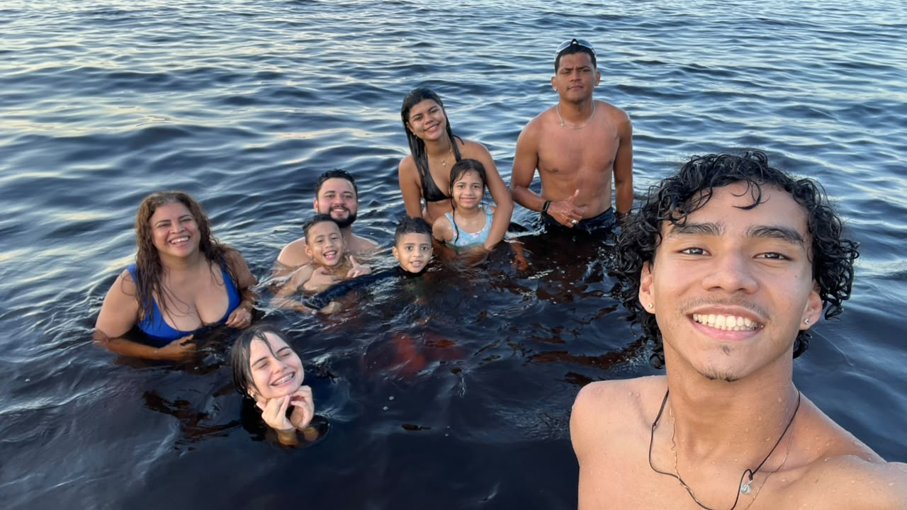 Jennifer reunida com pessoas importantes durante um passeio no rio